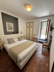 阿西西Hotel La Fortezza的卧室设有一张白色大床和一扇窗户。