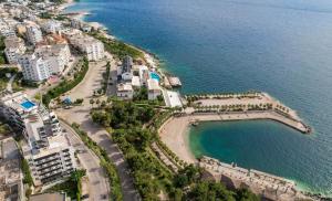 萨兰达Helia Hotel的享有海滩和海洋的空中景致