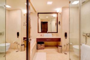 新德里Hotel Glory Villa Unit By R S Group Near Delhi Airport的一间带水槽、卫生间和镜子的浴室