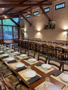 维拉诺瓦达尔本加科瑞尤娜沃尔特露营酒店的一张长桌,房间配有桌椅