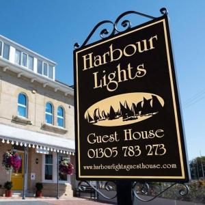 韦茅斯Harbour lights guesthouse的大楼前旅馆标志