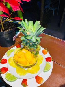 格兰德岛Eco Hotel Las Palmeras的 ⁇ 萝在盘子里,桌上有水果