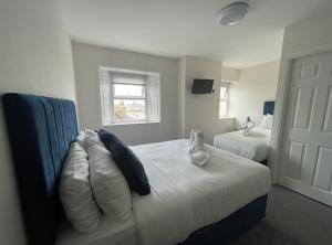 锡顿卡鲁The Norton- Hartlepool的一间卧室设有两张床、一张沙发和一个窗口