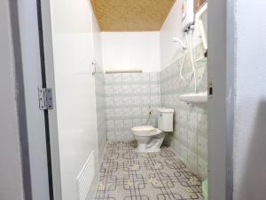 皮皮岛卢克斯旅馆的一间带卫生间和水槽的小浴室