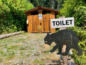 尤克卢利特So Damn Lucky Glamping的上面有一只熊,上面有厕所的标志