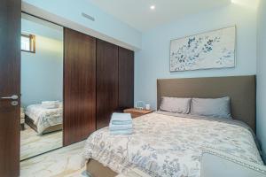 温哥华S-Villa 3 bedrooms or 1 bedroom的一间卧室配有一张大床和木制床头板