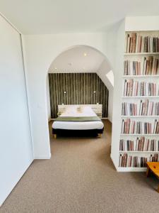 滨海圣奥班Le Clos Normand的一间设有书架的房间的卧室