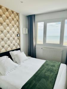 滨海圣奥班Le Clos Normand的一间卧室设有一张大床和一个窗户。
