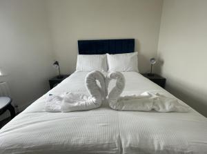锡顿卡鲁The Norton- Hartlepool的床上的两条毛巾被折成心