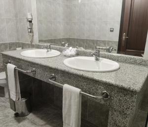 圣地亚哥－德孔波斯特拉Motel Punta Cana的浴室设有2个水槽和镜子