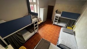 利亚内斯阿尔伯格艾斯特享旅舍的一间小房间,内设两张双层床
