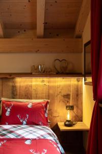 利维尼奥Chalet Da Florin的一间卧室设有一张红色的床和木制天花板