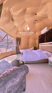 瓦迪拉姆ROYAl WADI RUM CAMP的帐篷内一间卧室,配有一张床