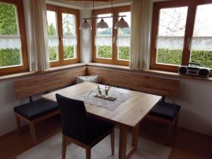 希蒂绍Ferienwohnung Annele的一间带桌椅和窗户的用餐室