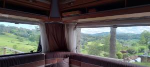 Anglure-sous-DunGezellige luxe caravan met zwembad in zuid- Bourgogne的从火车内望向窗外的景色