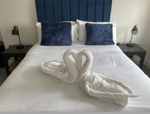 锡顿卡鲁The Norton- Hartlepool的床上有两条天鹅绒毛巾