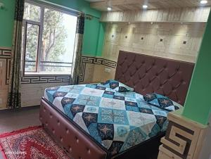 卡尔帕Wanderers Homestay -All mountain facing rooms的一间卧室配有床,床上装有被子