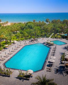 锡德Miramare Beach Hotel - Ultra All Inclusive的享有游泳池和海滩的上方景色