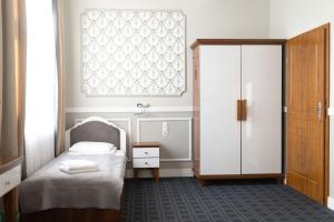 谢德尔采卡米尼卡酒店的一间小卧室,配有床和窗户