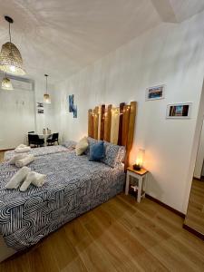 米兰Due Mari Milano Apartment ZONA PORTELLO-FIERA FREE WI-FI的一间卧室配有一张大床和一张桌子