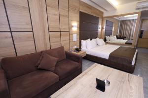 朱尼耶Ibiza Hotel的酒店客房,配有床和沙发