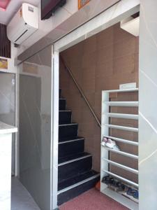 孟买New Assar International dormitory的通往地下室的楼梯,有楼梯