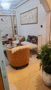 利伯维尔Luxueux platinium的客厅配有两张沙发和一张桌子