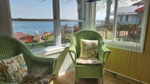 LancasterSkylight Waterfront home w/ amazing view/dock/boat的水景客房 - 带两把椅子