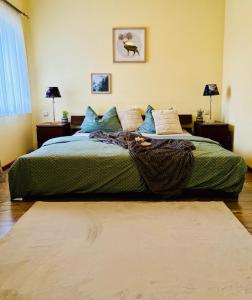 塔勒Themenhotel Rehlein的一间卧室配有一张带绿色棉被的床