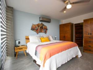卡波圣卢卡斯Casa Bella Luna的一间卧室配有一张大床和木制床头板