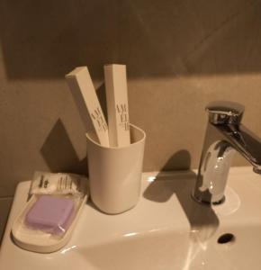 MirnaLauda i bric的浴室水槽和牙刷,带杯子