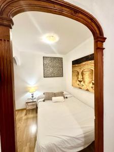 巴塞罗那Borne rooms的卧室配有一张带拱门的大型白色床