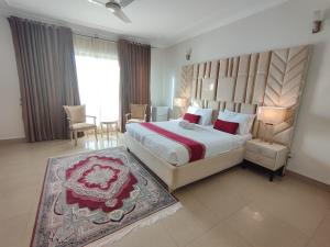 伊斯兰堡Margalla Hills Residency Islamabad Guest House的一间卧室设有一张大床和一个大窗户