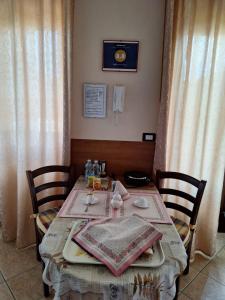 CavallermaggioreB&B Bertaina Mauro的餐桌、两把椅子和一张桌子