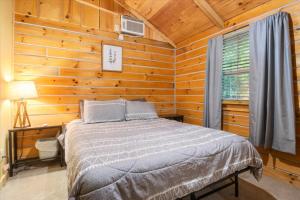EldonThe Eldon Cabin Experience的小木屋内一间卧室,配有一张床