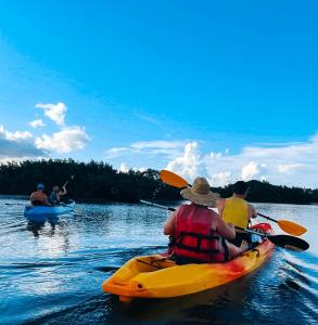 Horseshoe BendCrown Lake Resort & RV的一群人在湖上划皮划艇