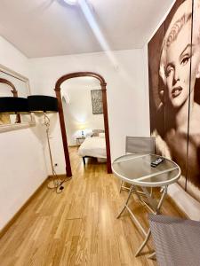 巴塞罗那Borne rooms的一间设有桌子的房间和墙上的大画