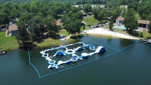 Horseshoe BendCrown Lake Resort & RV的享有湖上水上公园的空中景致