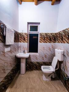 DeskitTRAVELLER NEST的一间带卫生间和水槽的浴室