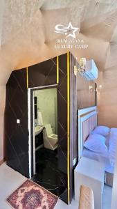 瓦迪拉姆RUM ATANA lUXURY CAMP的小房间设有床和镜子