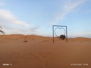 梅尔祖卡莫哈乌特古堡酒店的沙漠中的沙丘