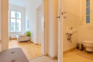 多瑙河畔克雷姆斯Deluxe Apartments near the center的客房内设有带水槽和卫生间的浴室