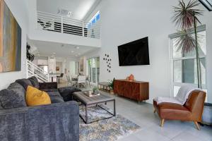 棕榈泉The Luxe Vibe的带沙发和电视的客厅