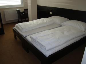 特伦钦皇家宾馆的客房内的两张床和白色枕头