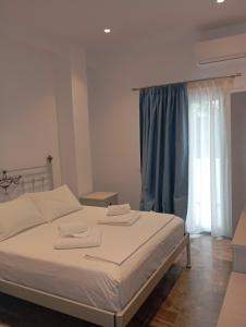 卡马利Ifestia Hotel的一间卧室配有一张床,上面有两条毛巾