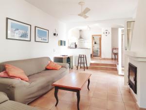 伊斯费古耶拉尔海滩Casa Rainer的客厅配有沙发和桌子