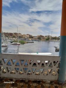 阿斯旺NiLe ViEW RANA NUbian Guest HOUES的享有水域和船只的景色