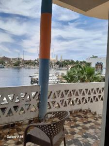 阿斯旺NiLe ViEW RANA NUbian Guest HOUES的一个带椅子的庭院,享有水景