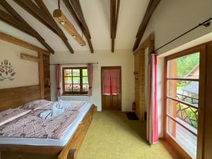 赫拉布斯Chata Piecky的一间卧室设有一张床和一个大窗户