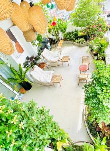 胡志明市Skyline Penthouse Greenery的享有带椅子和植物的露台的顶部景致